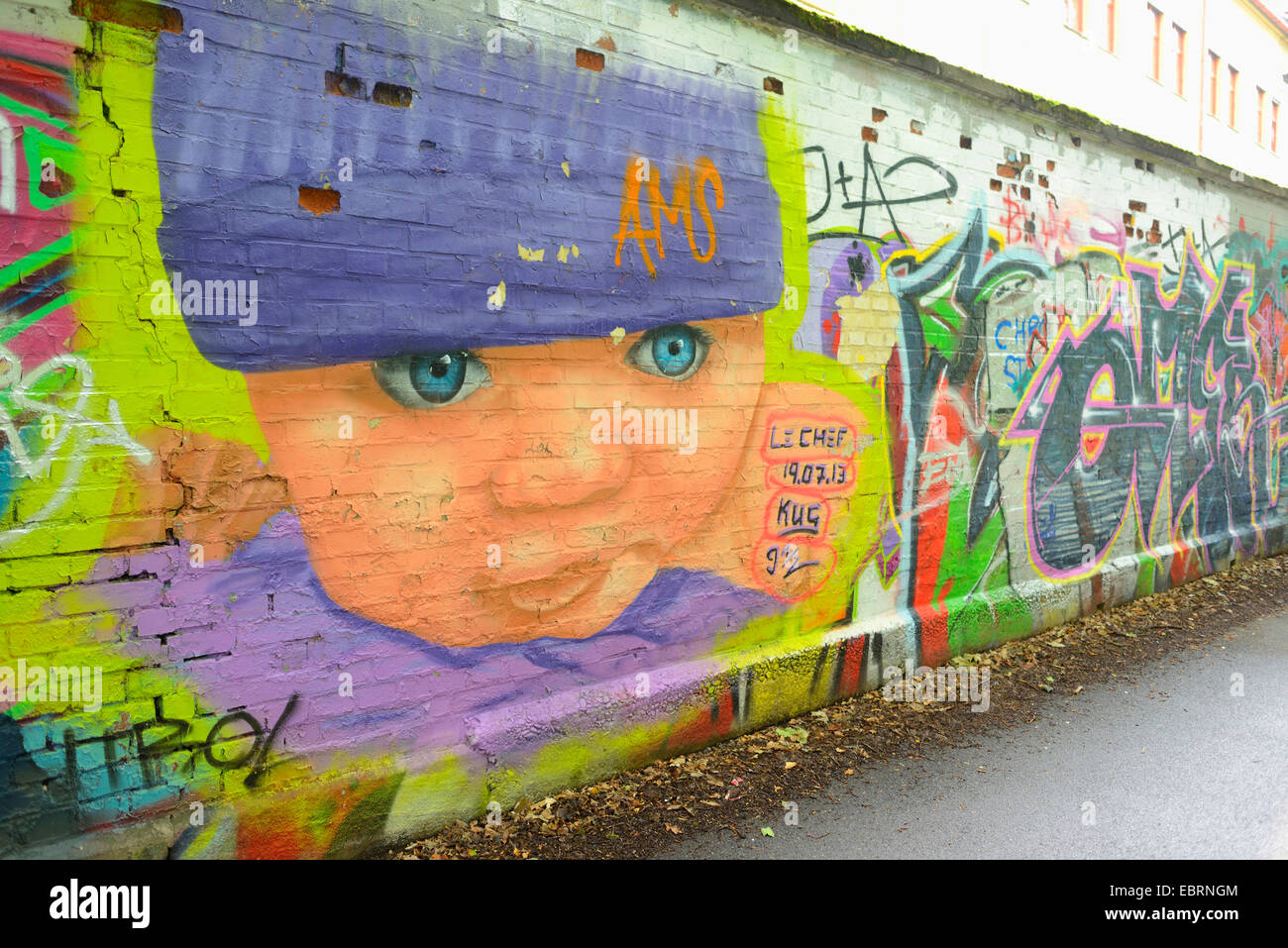 Baby come graffiti su una parete verticale, in Germania, in Baviera, Stein Foto Stock