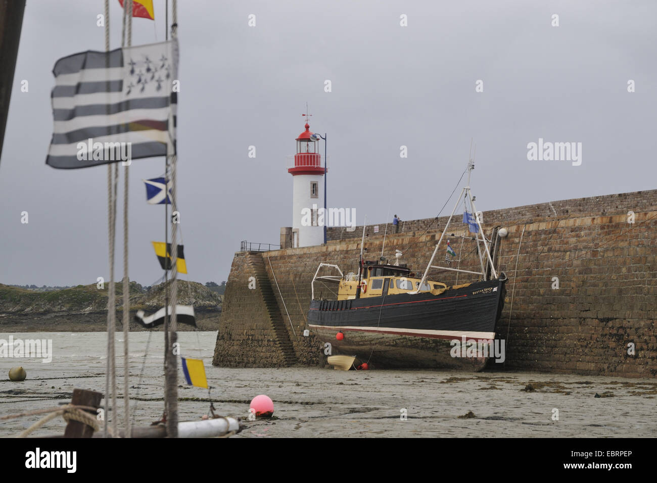 Vecchia nave al faro di Erquy a marea di declino, Francia Bretagna, Erquy Foto Stock