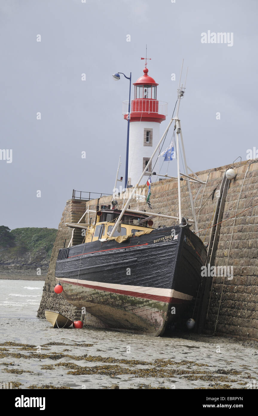 Vecchia nave al faro di Erquy a marea di declino, Francia Bretagna, Erquy Foto Stock