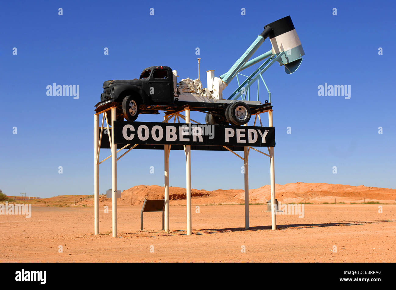 Carrello ricostruito come memoriale all'entrata dell'opal capitale del mondo, Australia, Coober Pedy Foto Stock