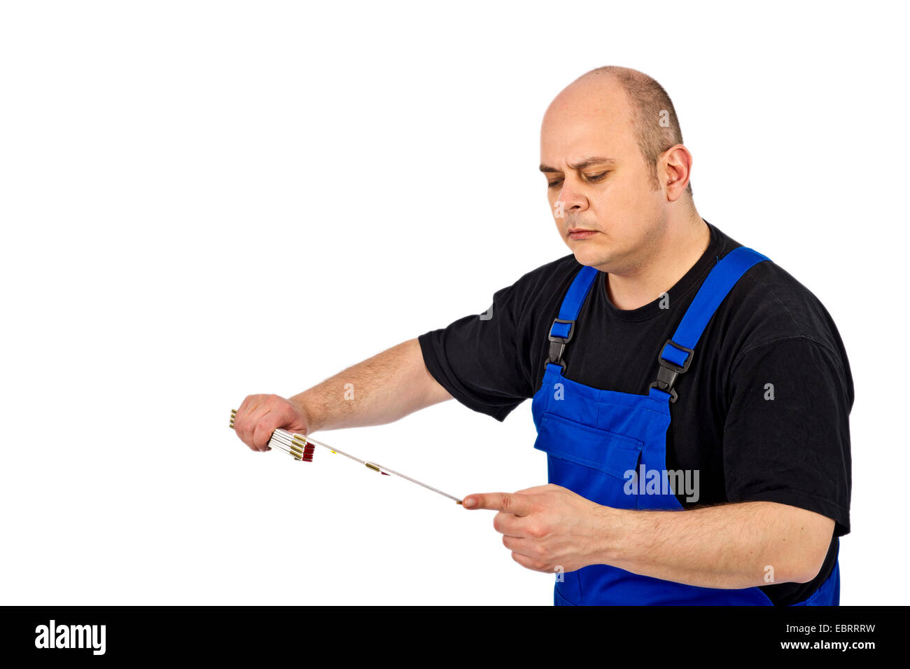 Fabbricante guardando un regolo pieghevole Foto Stock