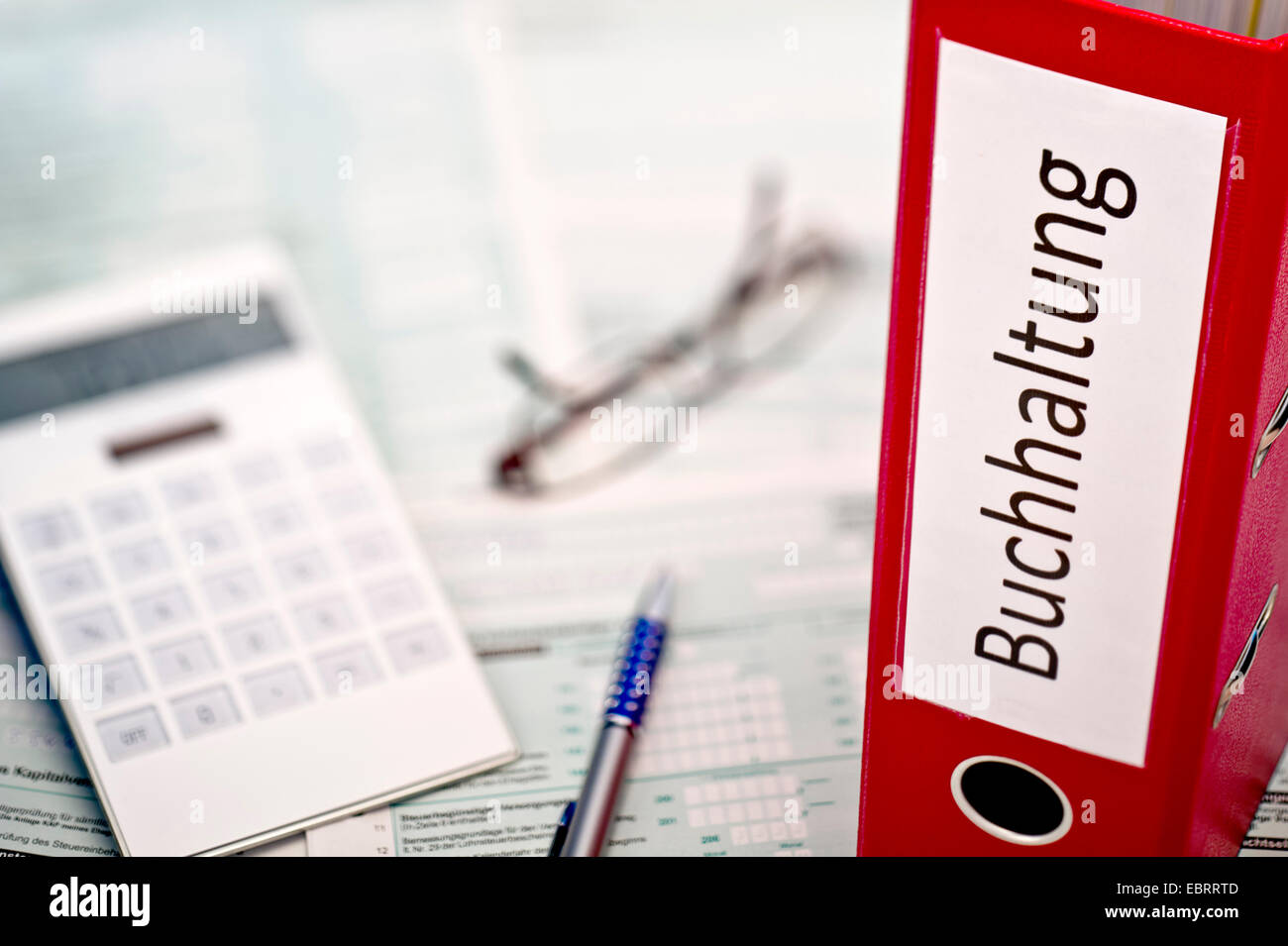 Immagine del simbolo "dichiarazione fiscale' con contabilità, calcolatrice elettronica, penna a sfera e occhiali della prestampa Foto Stock