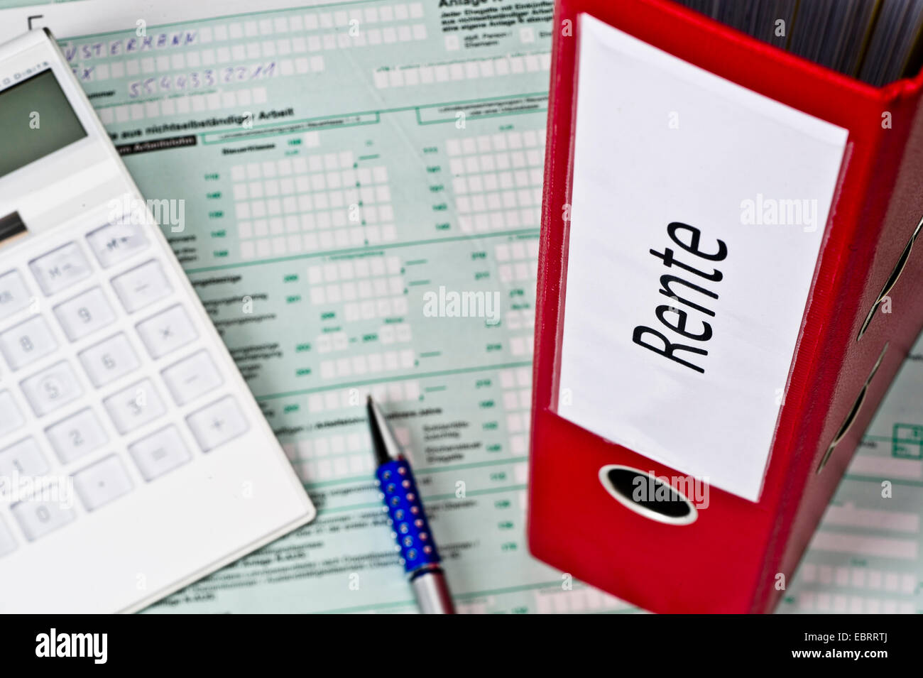 Immagine del simbolo "dichiarazione fiscale' con il focus sulla pensione Foto Stock