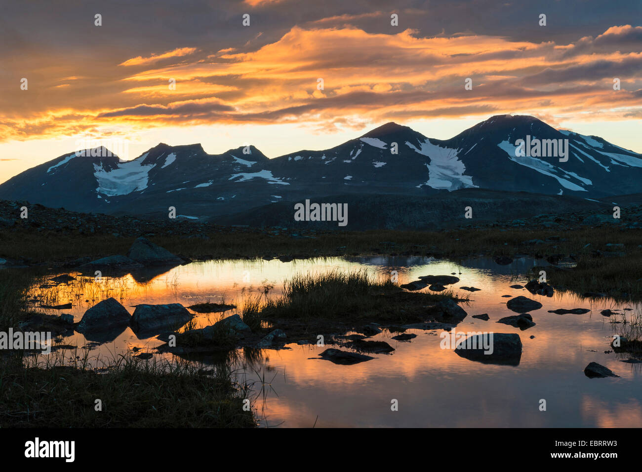 Akka massiccio montuoso al tramonto, Svezia, Lapponia, Stora Sjoefallet Parco Nazionale Foto Stock