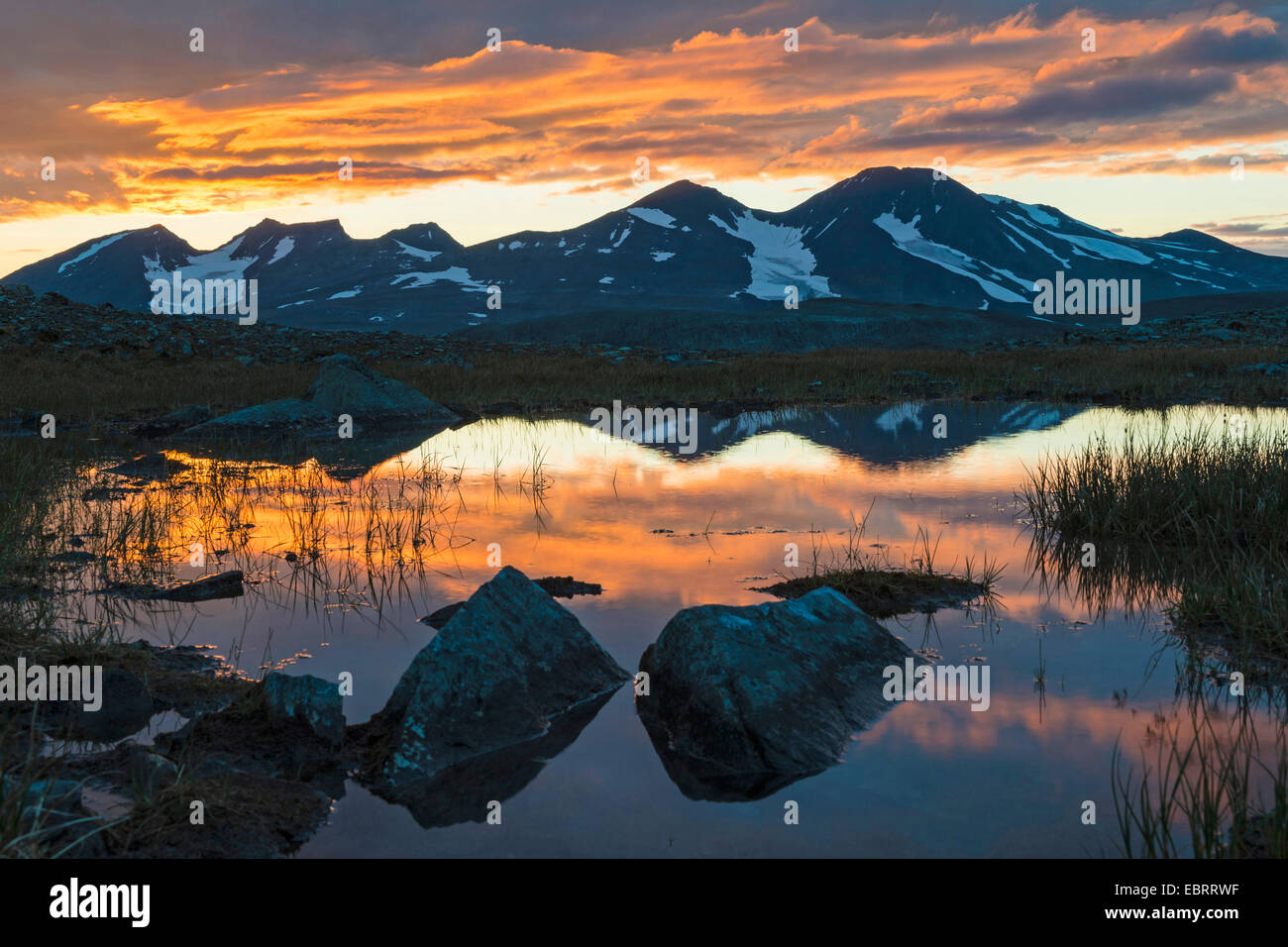 Akka massiccio montuoso al tramonto, Svezia, Lapponia, Stora Sjoefallet Parco Nazionale Foto Stock