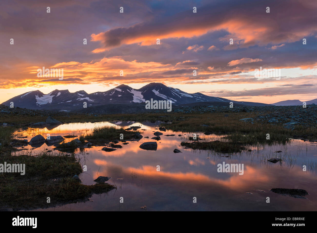 Akka massiccio montuoso al tramonto, Svezia, Lapponia, Stora Sjoefallet Parco Nazionale Foto Stock