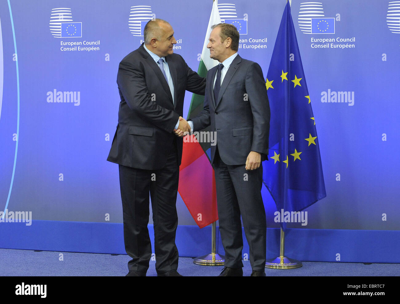 (141204) -- Bruxelles, il 4 dicembre, 2014 (Xinhua) -- Presidente del Consiglio europeo Donald Tusk (R) incontra il Primo Ministro di Bulgaria Boyko Borissov in sede Ue di Bruxelles in Belgio il 4 dicembre, 2014. (Xinhua/Ye Pingfan) Foto Stock