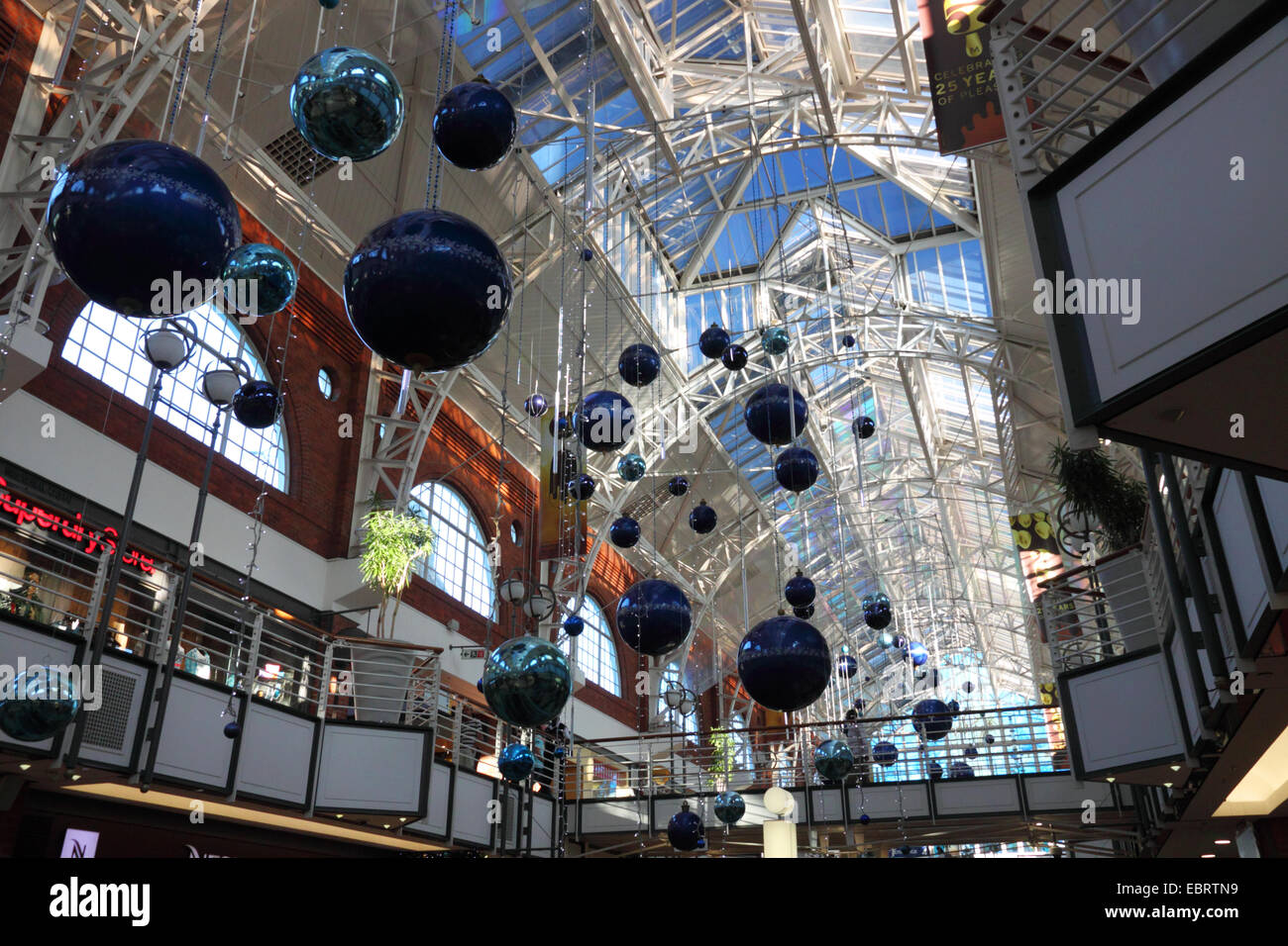 Tetto di un moderno centro commerciale con supporti ad arco e le decorazioni di Natale. Foto Stock