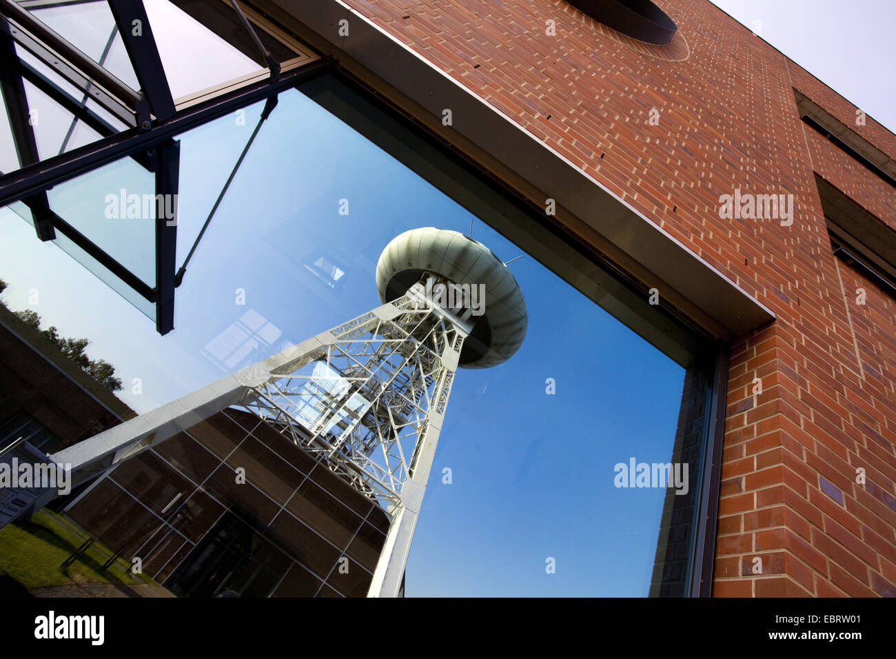 Pit telaio progettato da Colani mirroring nella finestra della tecnologia centro Luentec, in Germania, in Renania settentrionale-Vestfalia, la zona della Ruhr, Luenen Foto Stock