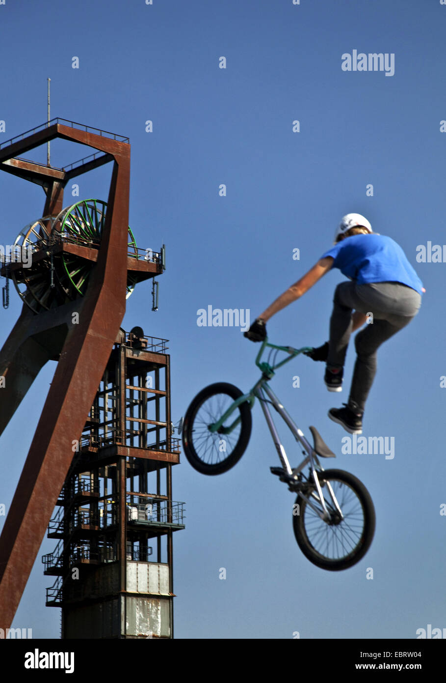 Biker jumping nella parte anteriore del telaio di pit Recklinghausen II, in Germania, in Renania settentrionale-Vestfalia, la zona della Ruhr, Recklinghausen Foto Stock
