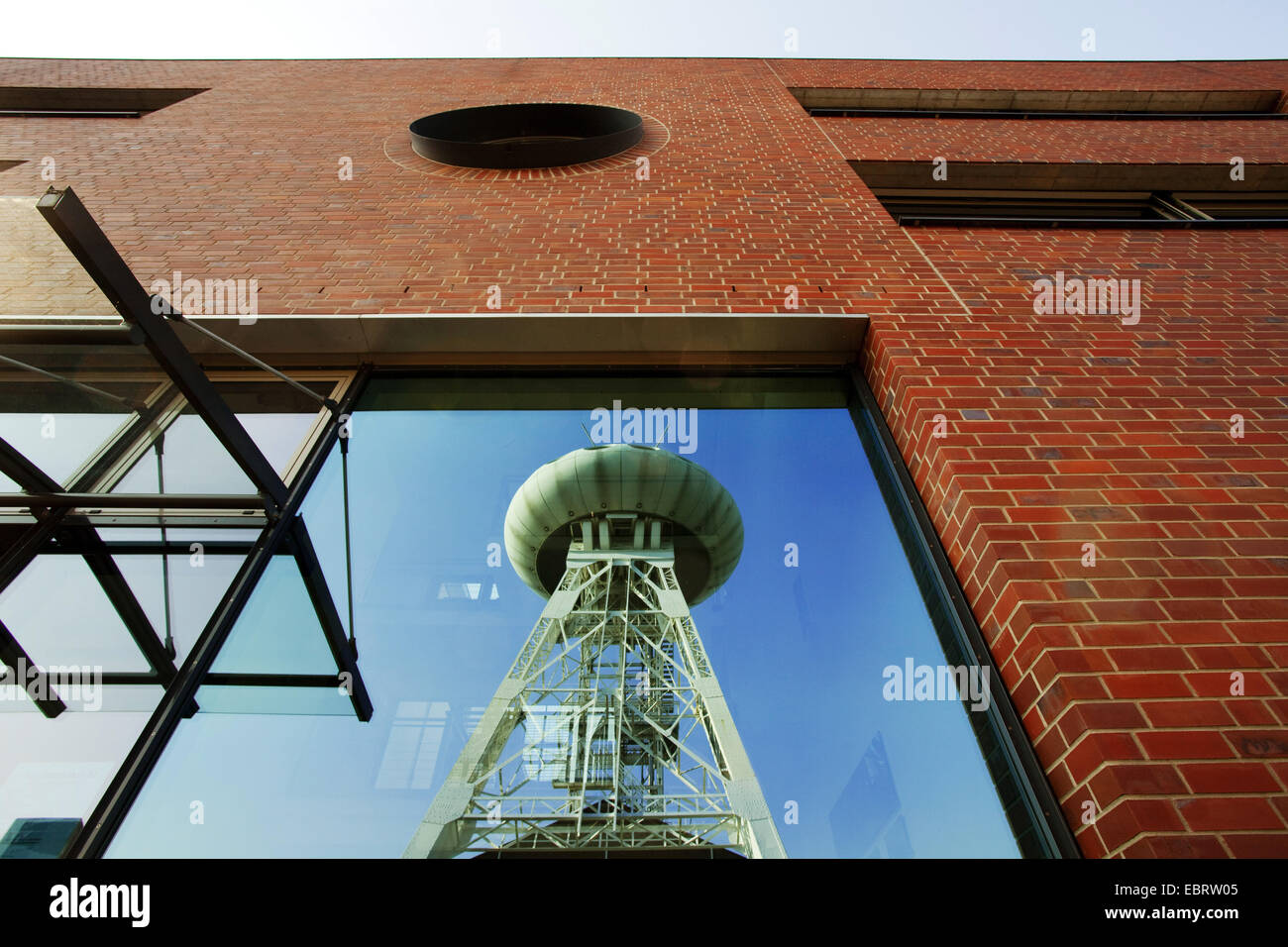 Pit telaio progettato da Colani mirroring nella finestra della tecnologia centro Luentec, in Germania, in Renania settentrionale-Vestfalia, la zona della Ruhr, Luenen Foto Stock