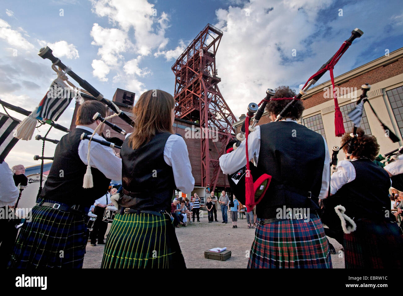 Bagpipers nella parte anteriore dell'albero torre di ex buca di carbone di consolidamento, in Germania, in Renania settentrionale-Vestfalia, la zona della Ruhr, Gelsenkirchen Foto Stock