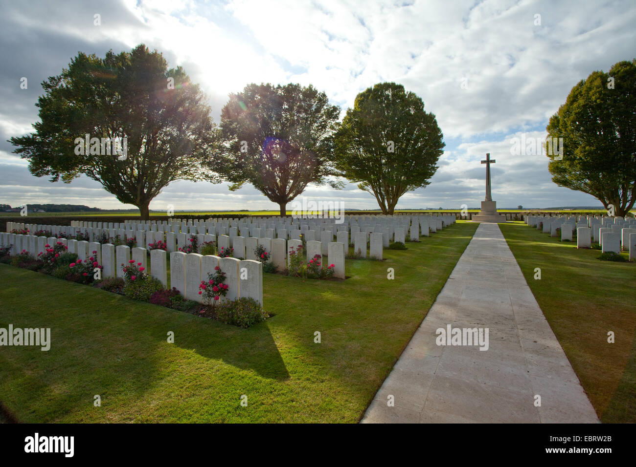 Nine Elms WW1 Cimitero Militare, Thelus, nr Vimy Ridge, nel nord della Francia nel tardo pomeriggio. Foto Stock