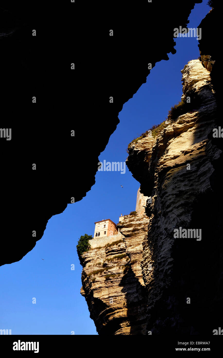 Case della città vecchia in corrispondenza del bordo di chalk cliff, Francia, Corsica, Bonifacio Foto Stock