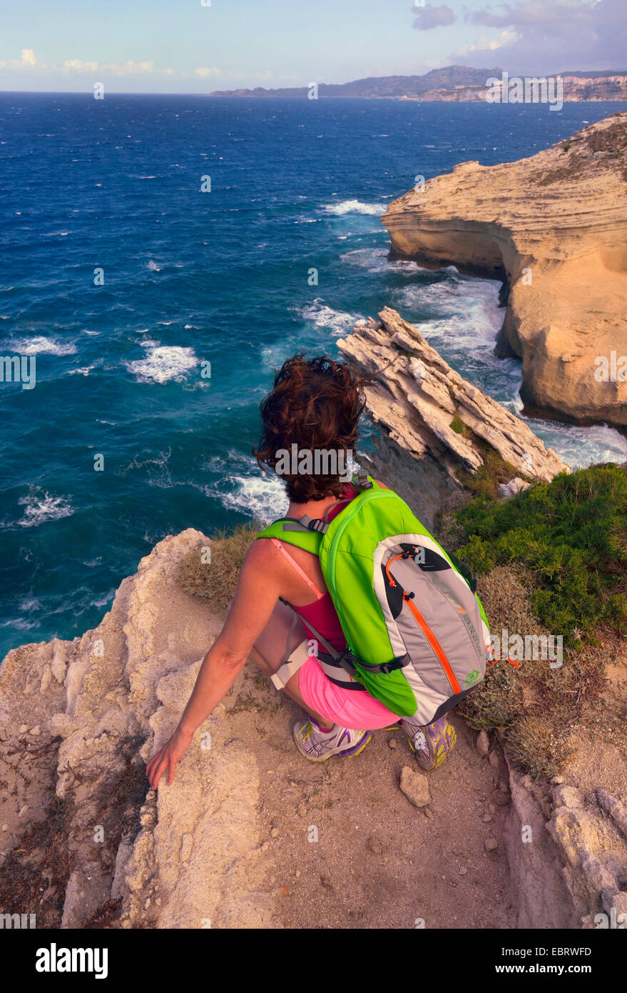 Donna che guarda la roccia costa di Capo Pertusato, Francia, Corsica, Bonifacio Foto Stock