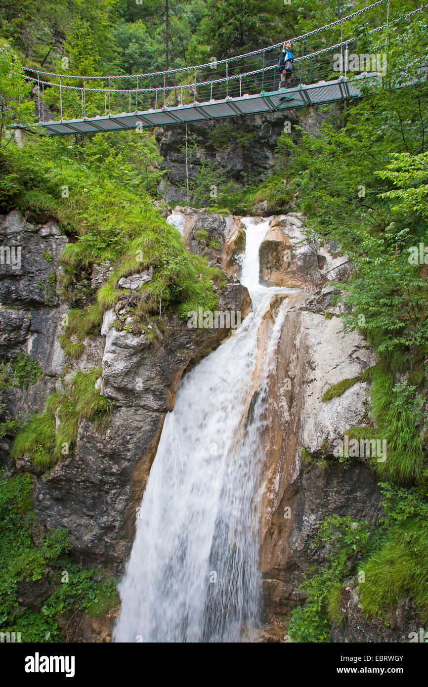 Ponte sospeso sopra la cascata del torrente Loiblbach nella forra Tscheppaschlucht, Austria, Kaernten, Caravanche Foto Stock
