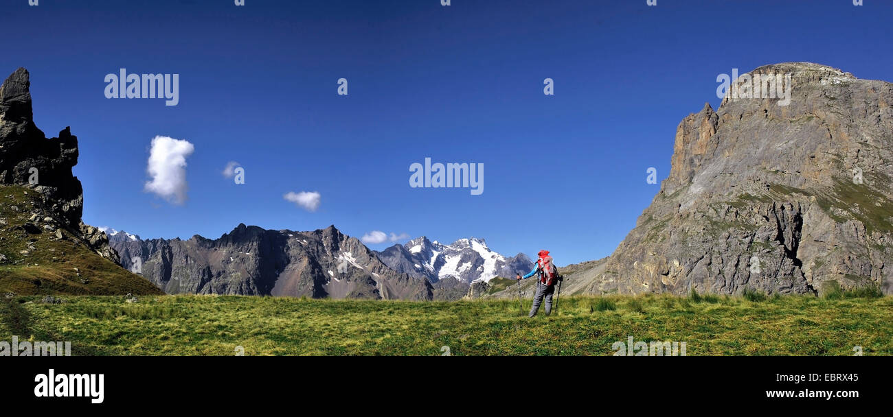 Escursionista donna al Massif des cerces a montagna del Thabor, massiccio degli Ecrins in background, Francia, Savoie , Hautes-Alpes, Briancon Valloire Foto Stock