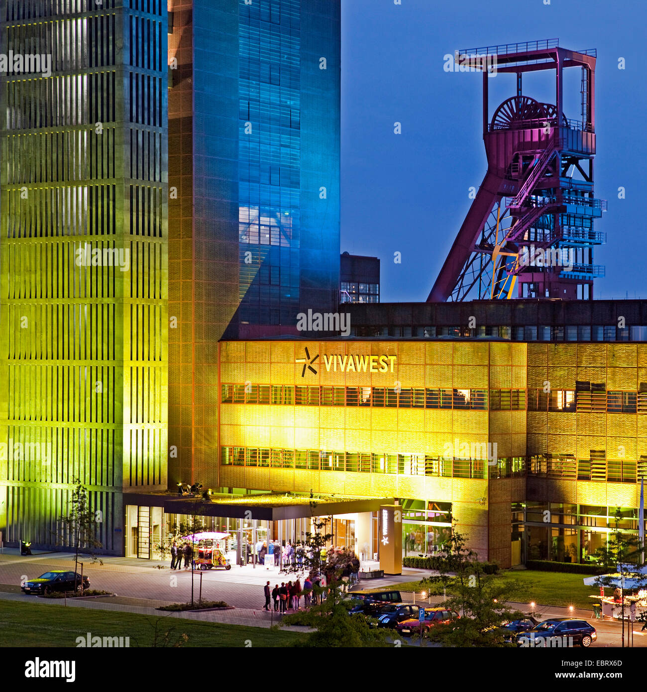 Illuminata Nordstern torre della ex miniera di carbone Nordstern nella luce della sera, in Germania, in Renania settentrionale-Vestfalia, la zona della Ruhr, Gelsenkirchen Foto Stock