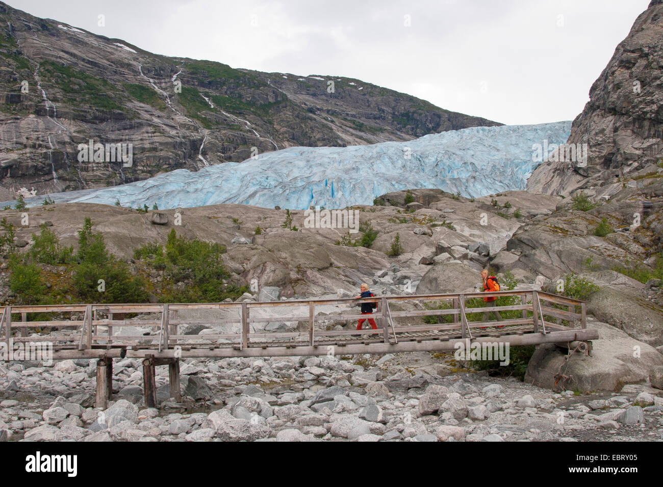 Due bambini erranti al ghiacciaio Nigardsbreen braccio, Norvegia, Jostedalsbreen Parco Nazionale Foto Stock