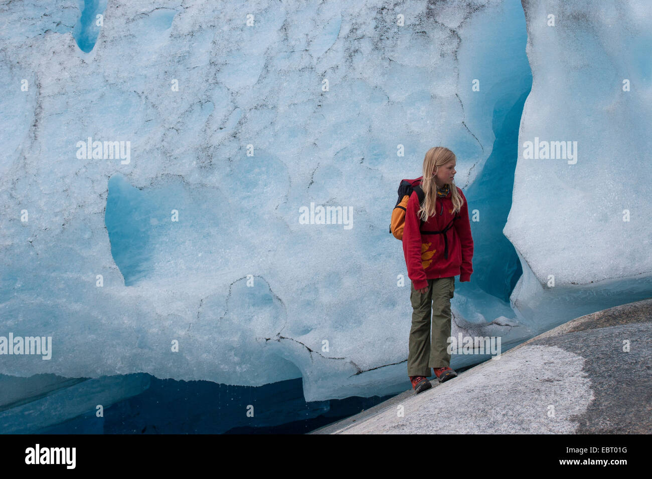 La ragazza alla Nigardsbreen glacier, Norvegia, Jostedalsbreen Parco Nazionale Foto Stock