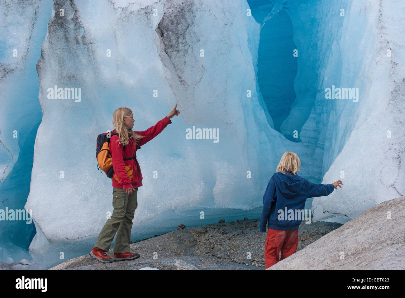 Due bambini al ghiacciaio Nigardsbreen, Norvegia, Jostedalsbreen Parco Nazionale Foto Stock