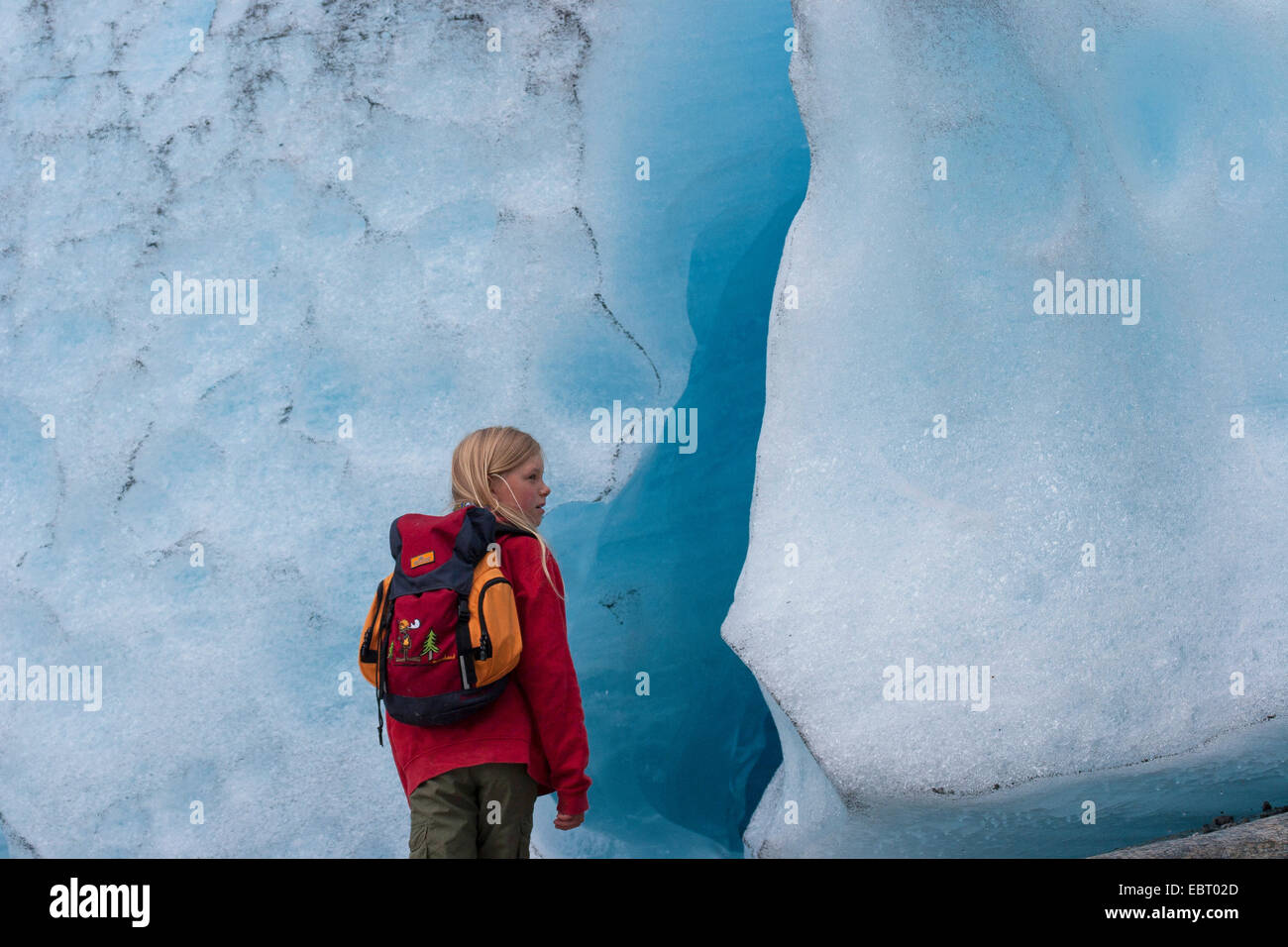 La ragazza alla Nigardsbreen glacier, Norvegia, Jostedalsbreen Parco Nazionale Foto Stock