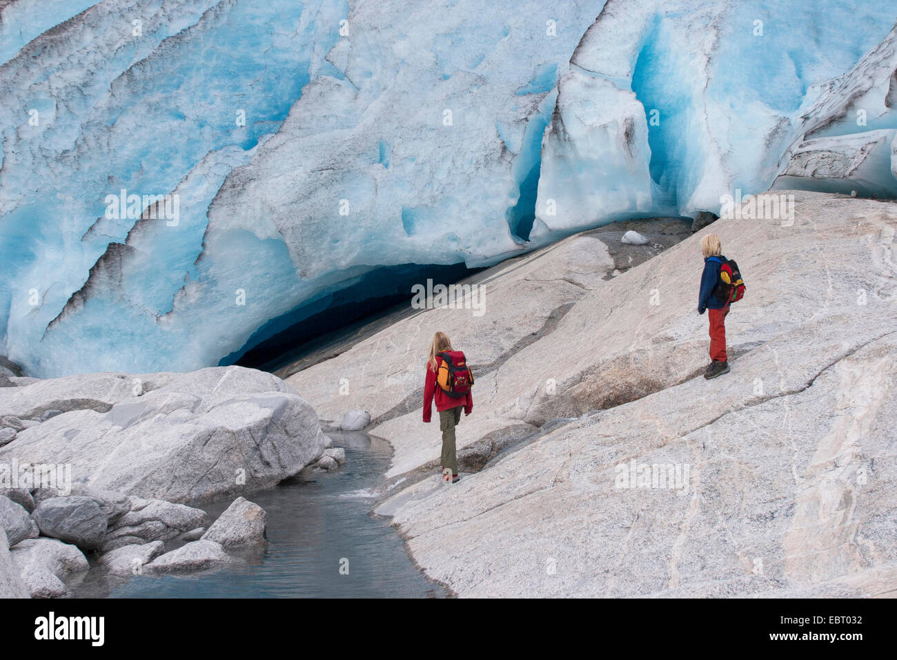 Due bambini presso il ghiacciaio Nigardsbreen lingua, Norvegia, Jostedalsbreen Parco Nazionale Foto Stock
