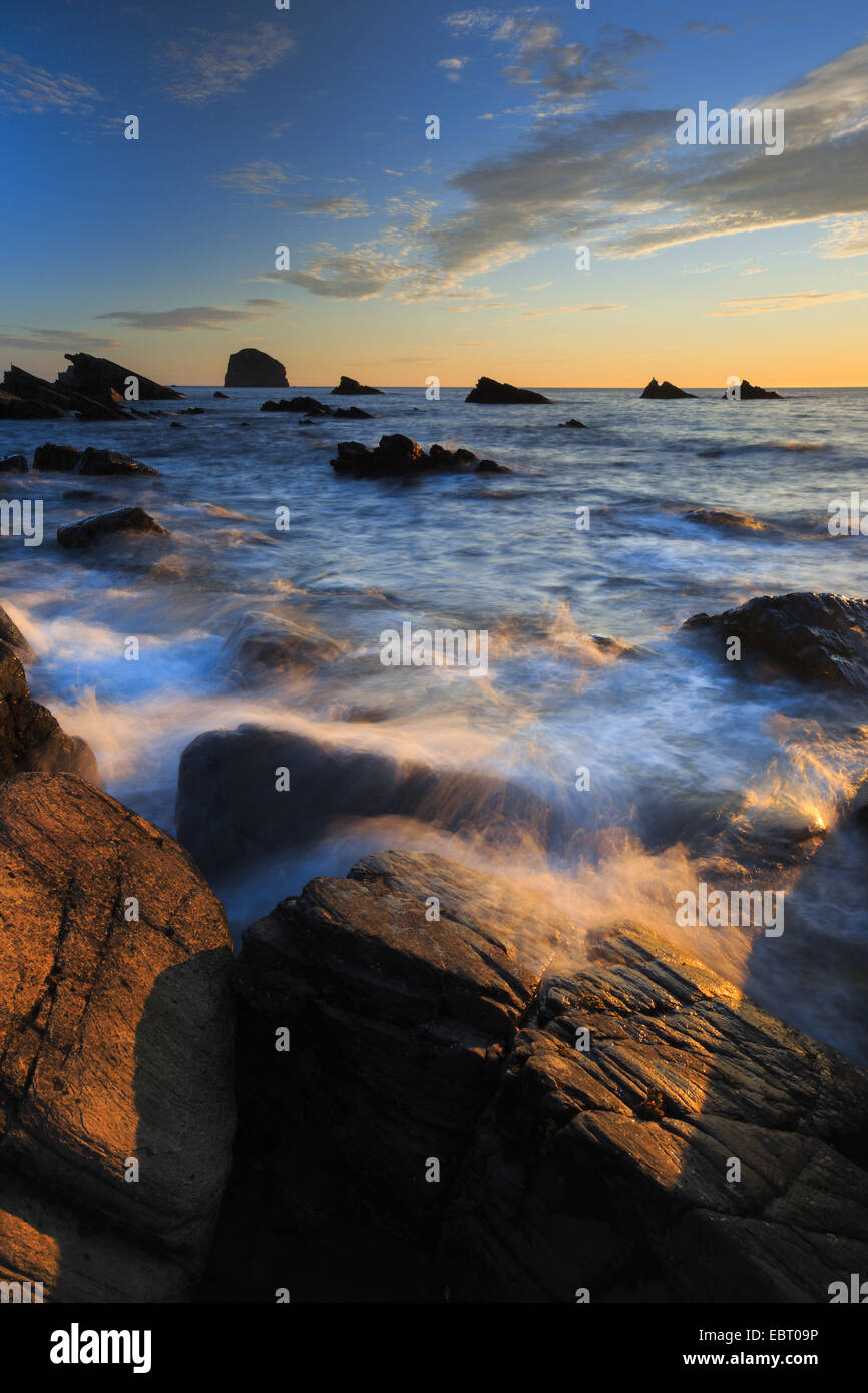 Costa rocciosa di Balnakeil Bay a sunrise, Regno Unito, Scozia, Sutherland Foto Stock