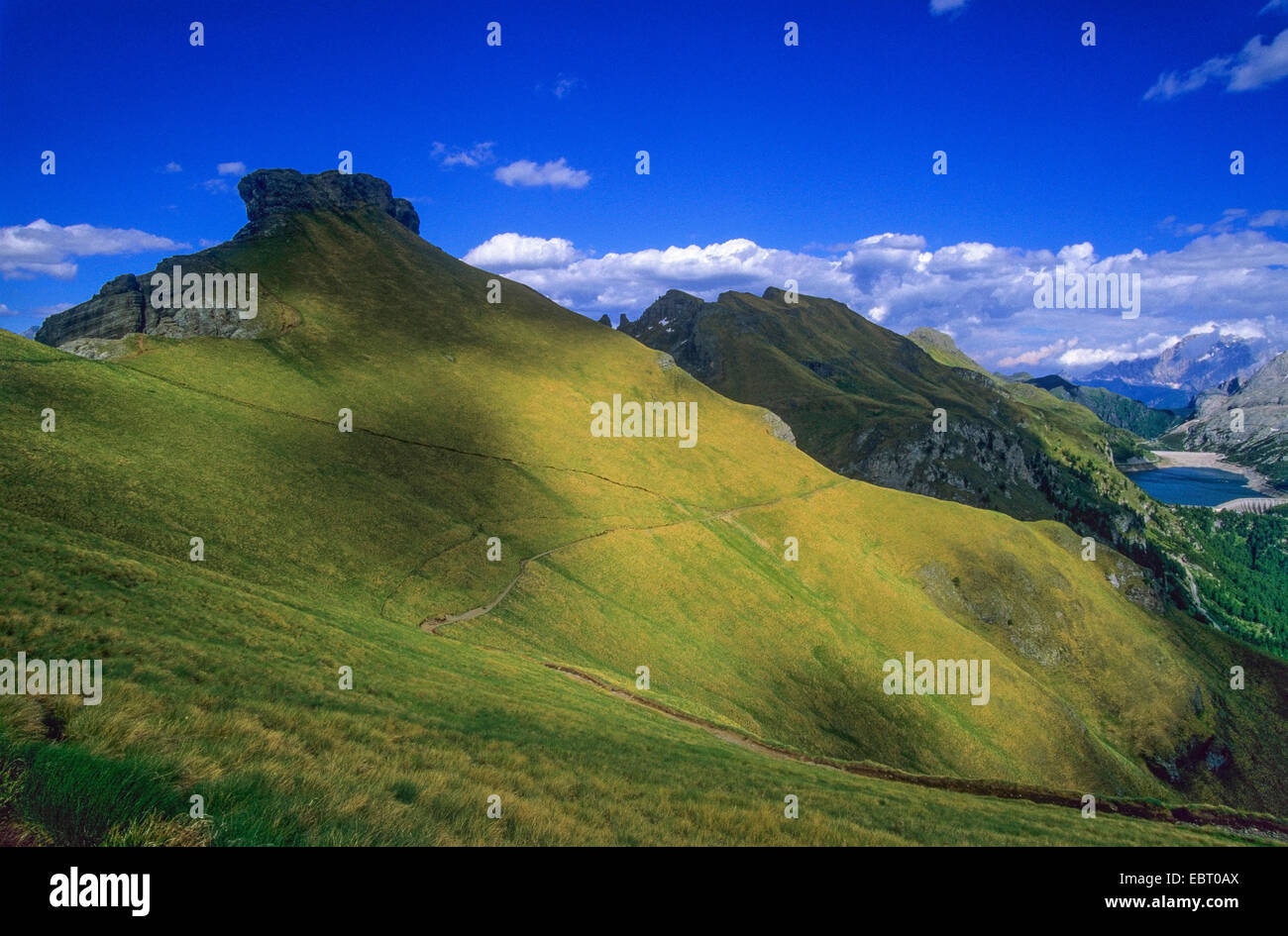 Sas Ciapel e Lago di Fedaia in background, Italia, Alto Adige, Dolomiti Foto Stock