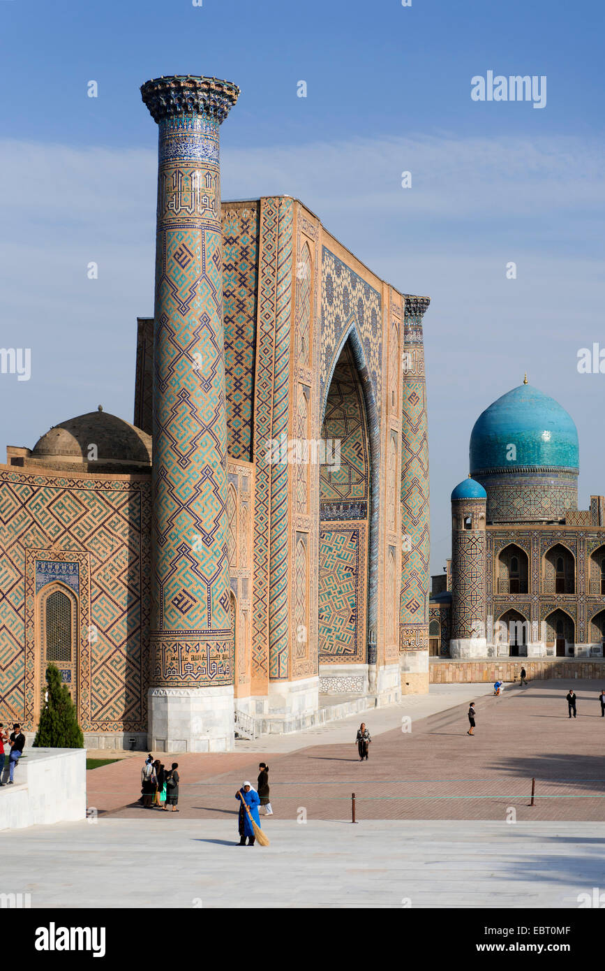 Ulug Bek Madrassa a piazza Registan, Samarcanda, Uzbekistan, Asia, nonché patrimonio dell'UNESCO Foto Stock