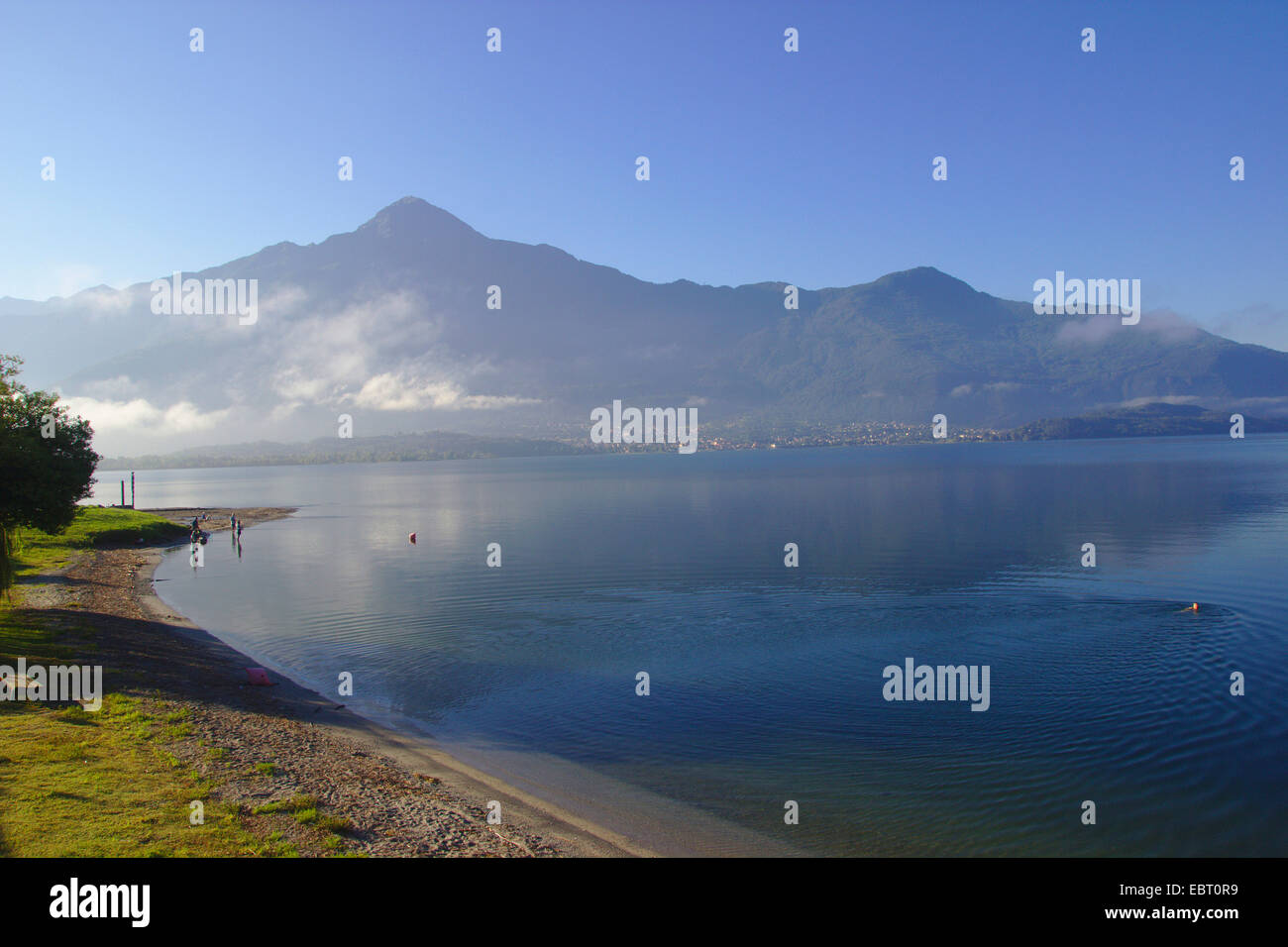 Il lago di Como nella luce del mattino, vista da Gera Lario sul Monte Legnone, Italia, il lago di Como Foto Stock