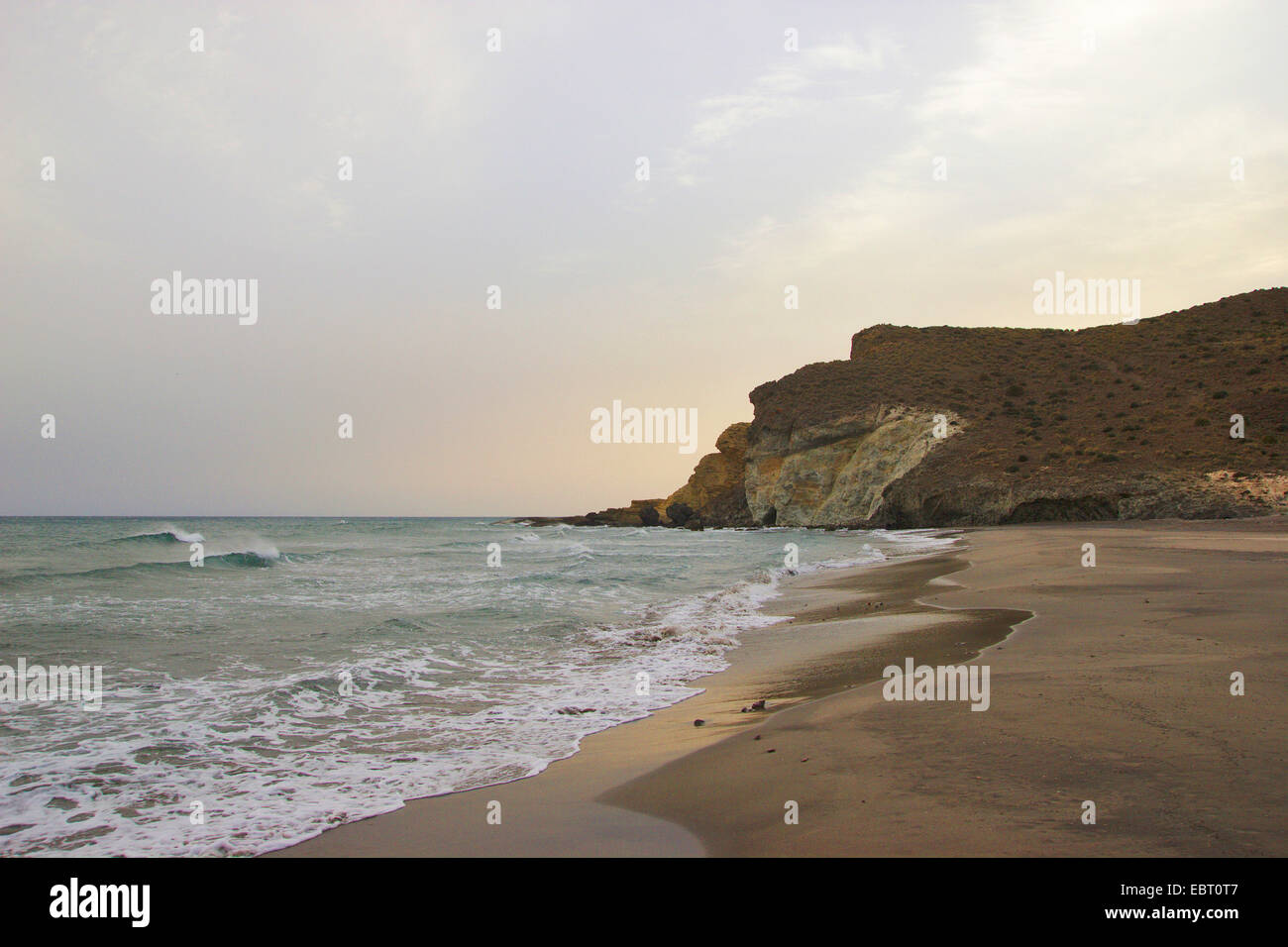 Beach Ensenada de la Media Luna nella luce della sera, Spagna, Andalusia, Parco Nazionale Cabo de Gata Foto Stock