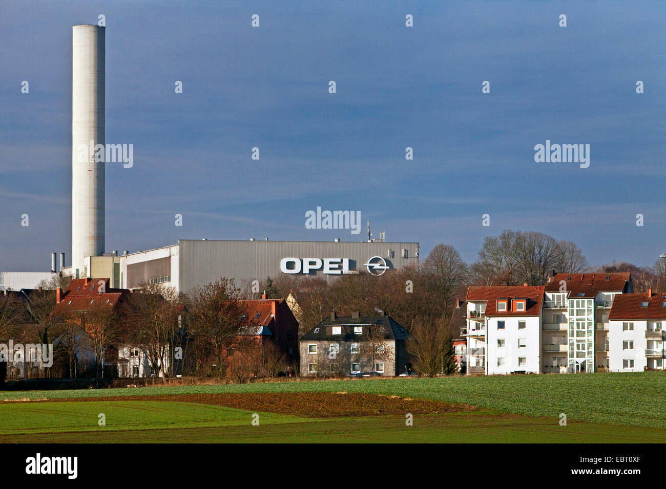 Campo, alloggiamento e station wagon Opel funziona, in Germania, in Renania settentrionale-Vestfalia, la zona della Ruhr, Bochum Foto Stock