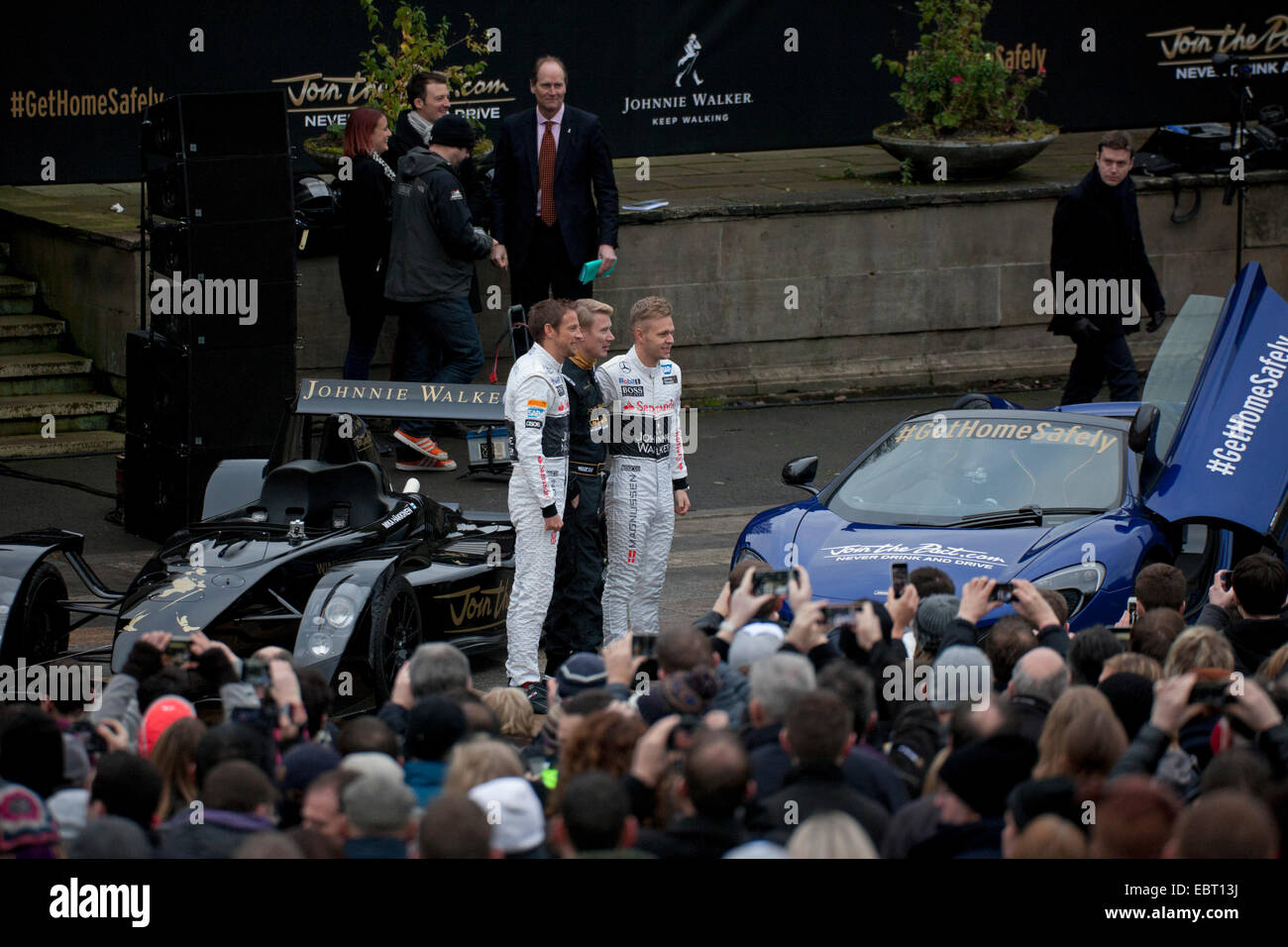 Edinburgh, Regno Unito. 4 dicembre, 2014. Johnny Walker - 'Join il patto di guida spettacolare giovedì 4 dicembre, a ovest di Princes Street Gardens, Edimburgo. Tre principali piloti di Formula 1 tra cui il due volte campione del mondo F1 Mika Häkkinen e 2014 McLaren Mercedes .piloti Jenson Button e Kevin Magnussen dimostrato le proprie competenze tramite la guida gli ospiti invitati intorno ai giardini. Foto Stock