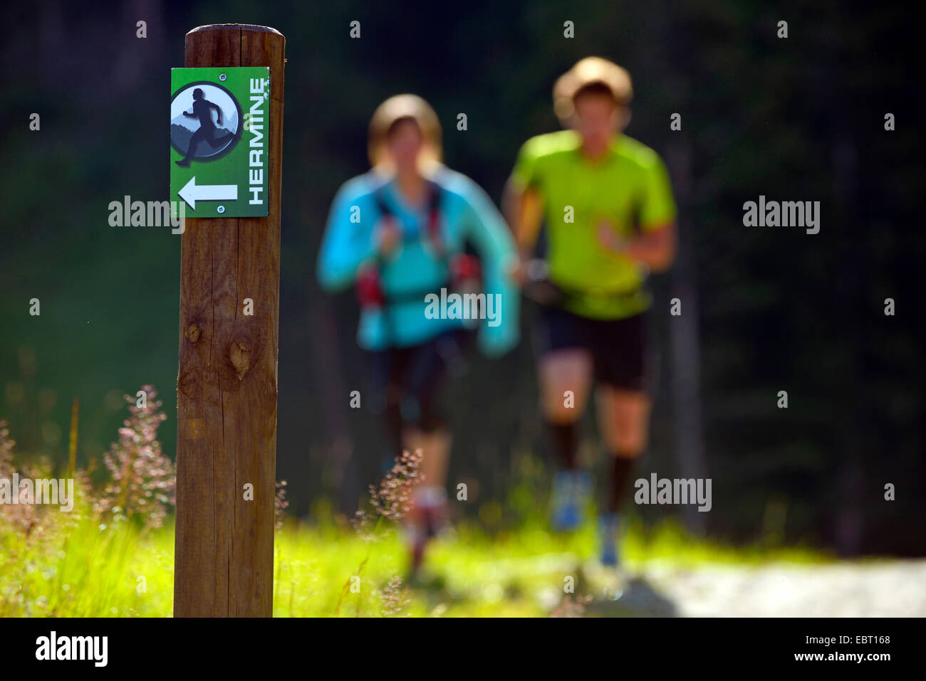 Post con escursionismo segno, due per chi ama fare jogging in background, Francia, Savoie, Sainte Foy Tarentaise Foto Stock