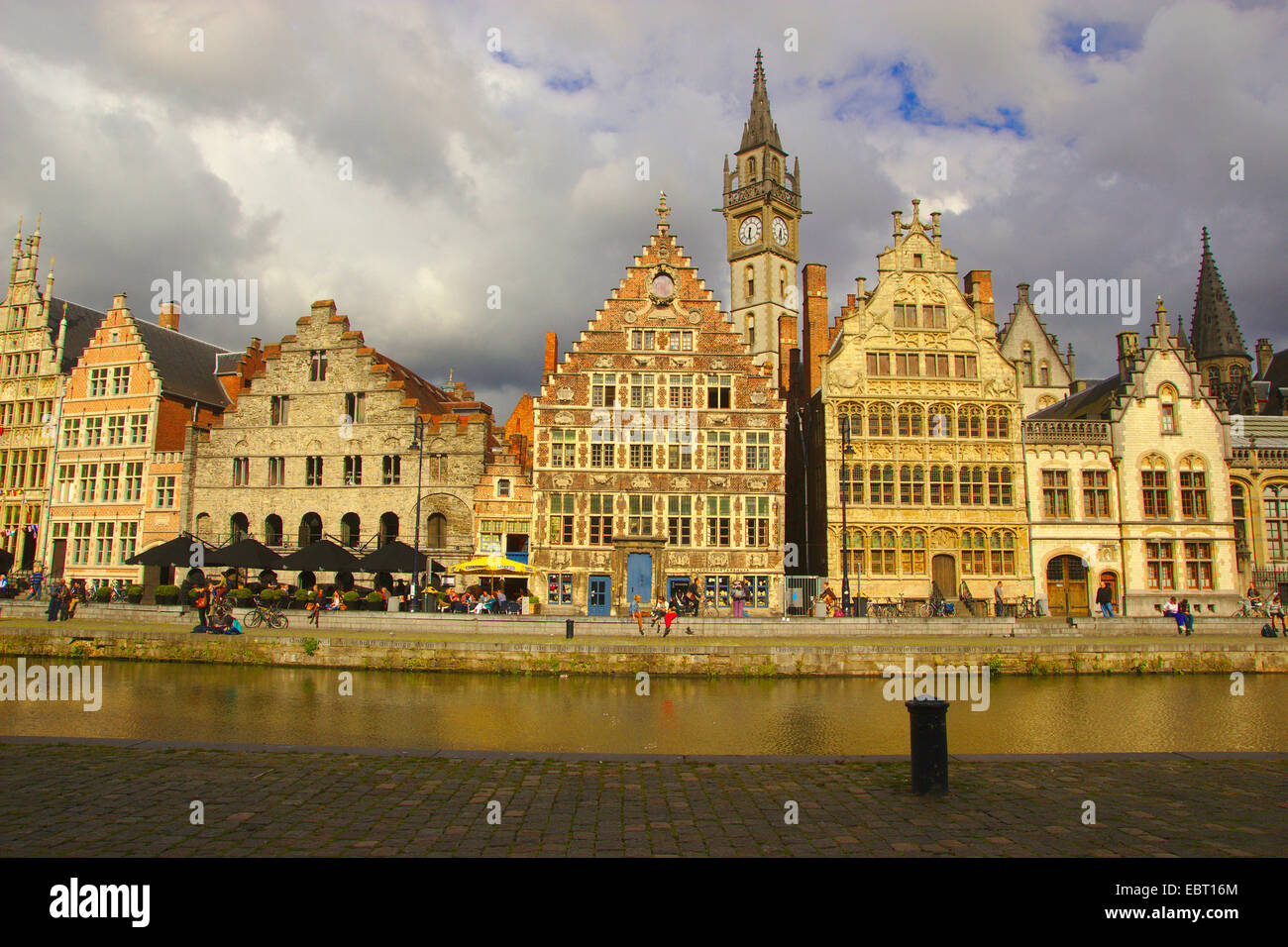 Graslei accanto il Leie nel centro storico della città di Gand, Belgio Fiandre Orientali, Gent Foto Stock