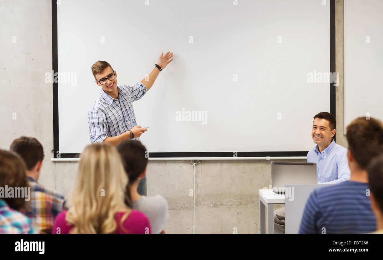 Gruppo di studenti e insegnante in classe Foto Stock