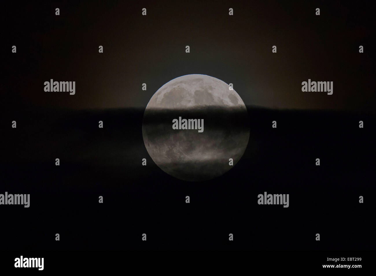 Luna piena, parzialmente oscurata attraverso il velo di nuvole, in Germania, in Baviera Foto Stock