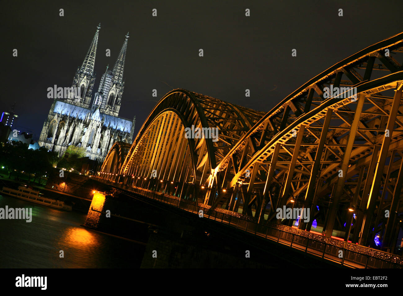 Ponte di Hohenzollern e Cattedrale di Colonia di notte, in Germania, in Renania settentrionale-Vestfalia, Colonia Foto Stock