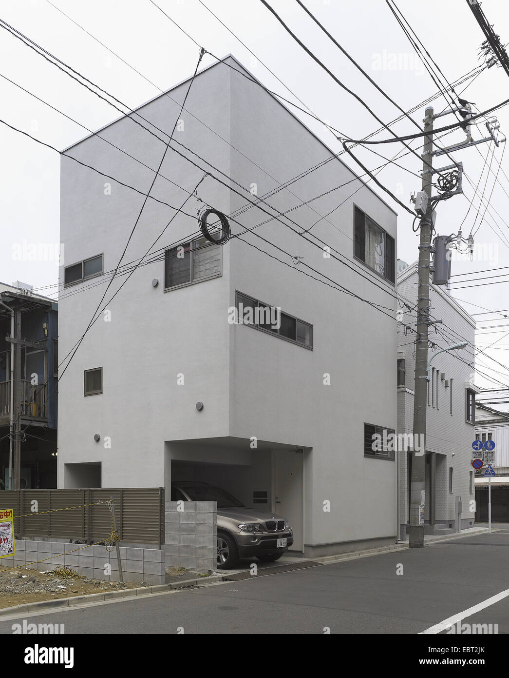 Privato edificio contemporaneo in una strada giapponese, con una Bmw auto parcheggiata. Tokyo Foto Stock