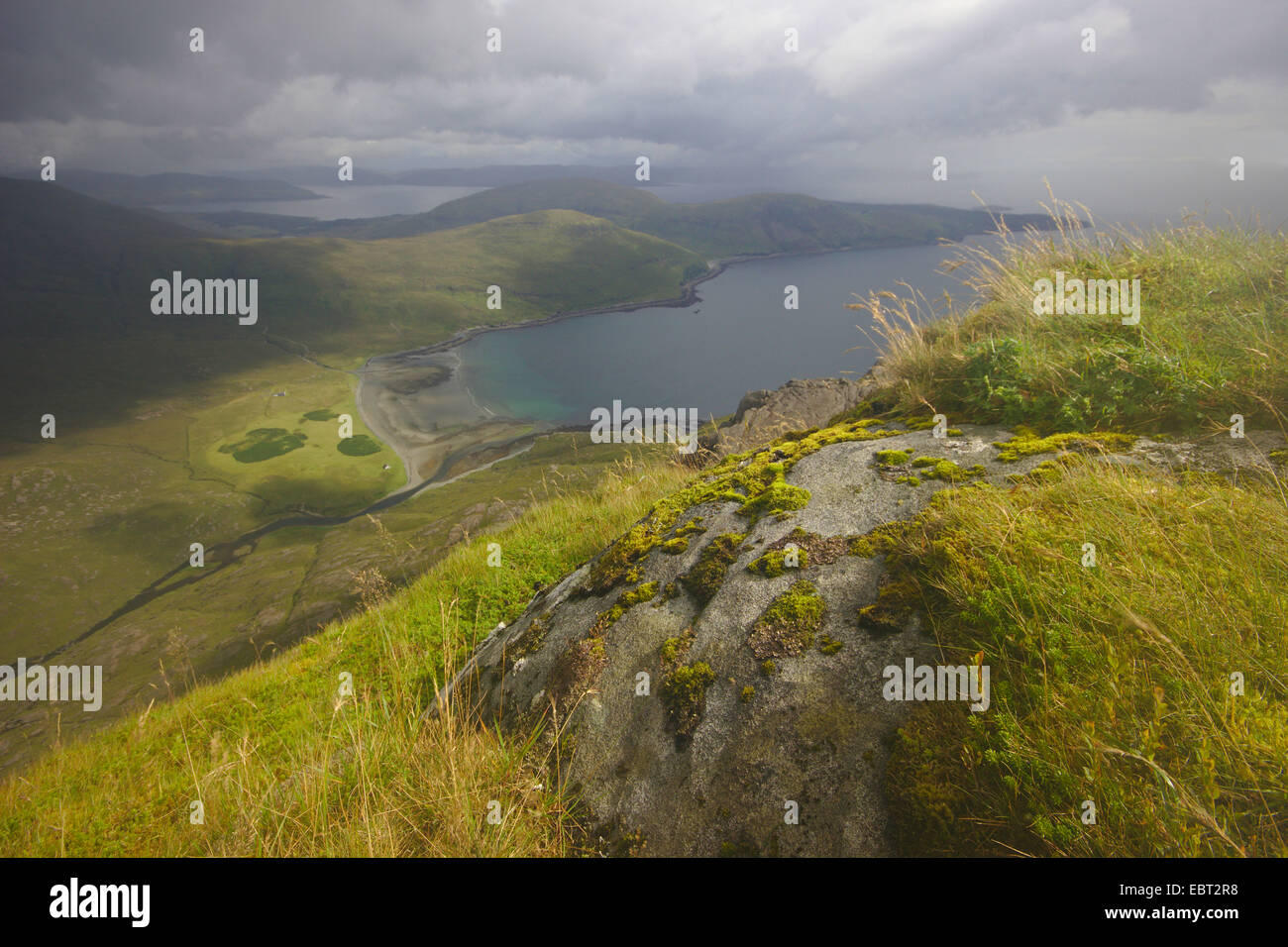 Vista da Sg¨rr Alasdair (Cuillin Hills) sopra la baia di Elgol, Regno Unito, Scozia, Isola di Skye Foto Stock