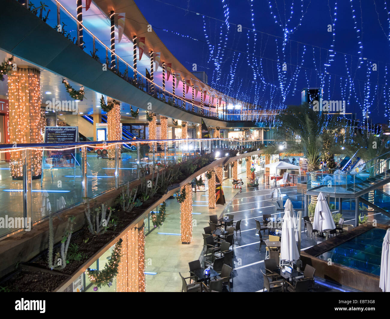 Las Palmeras Shopping Center Corralejo La Oliva Fuerteventura Isole Canarie Spagna al crepuscolo Foto Stock