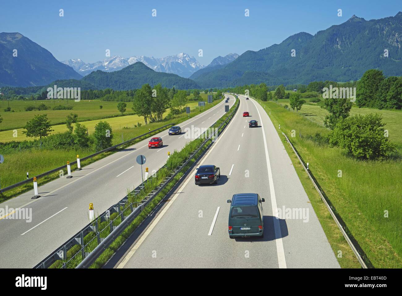 Autostrada A95 nel paesaggio di montagna con montagne del Wetterstein e Zugspitze, in Germania, in Baviera, Alta Baviera, Baviera superiore Foto Stock