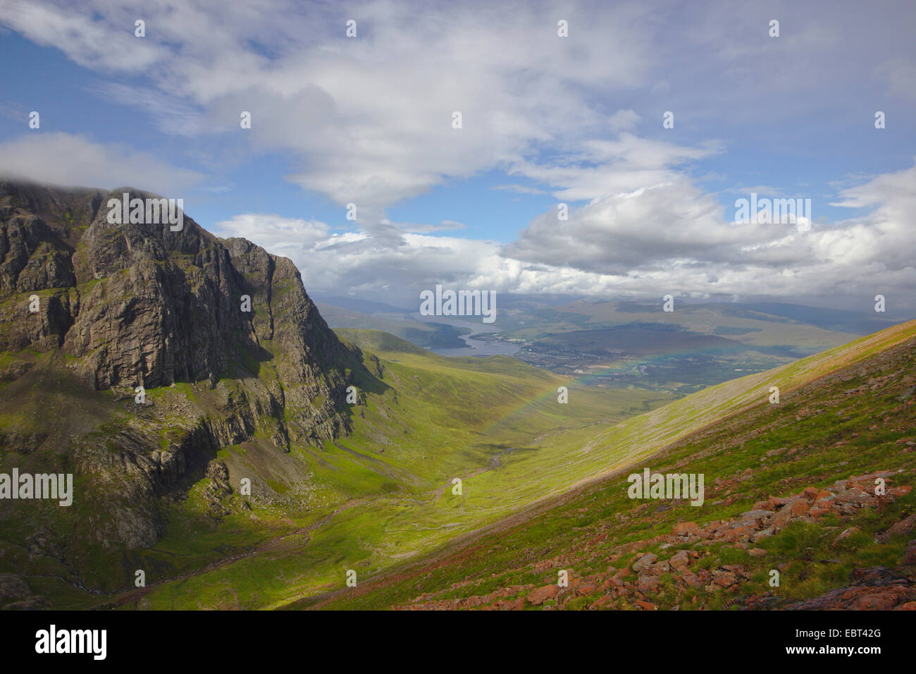 Vista di fronte nord del Ben Nevis, Fort William e Loch Linnhe, Regno Unito, Scozia, Highlands Foto Stock