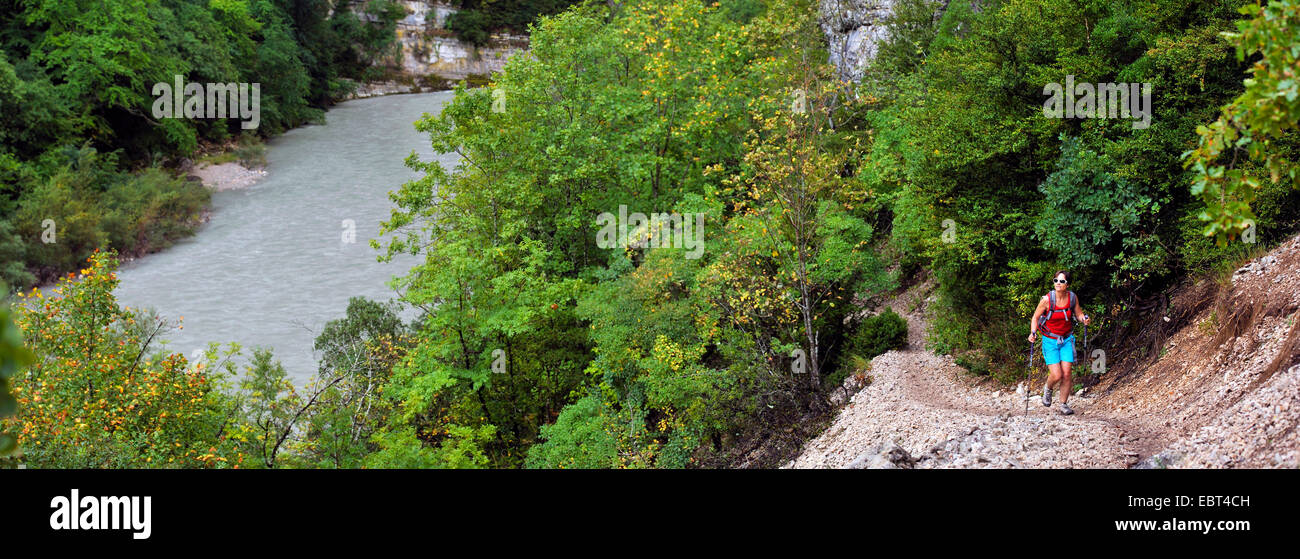 Femmina wanderer passeggiando lungo il fiume in gole del Verdon, Francia, Alpes de Haute Provence, Verdon Foto Stock