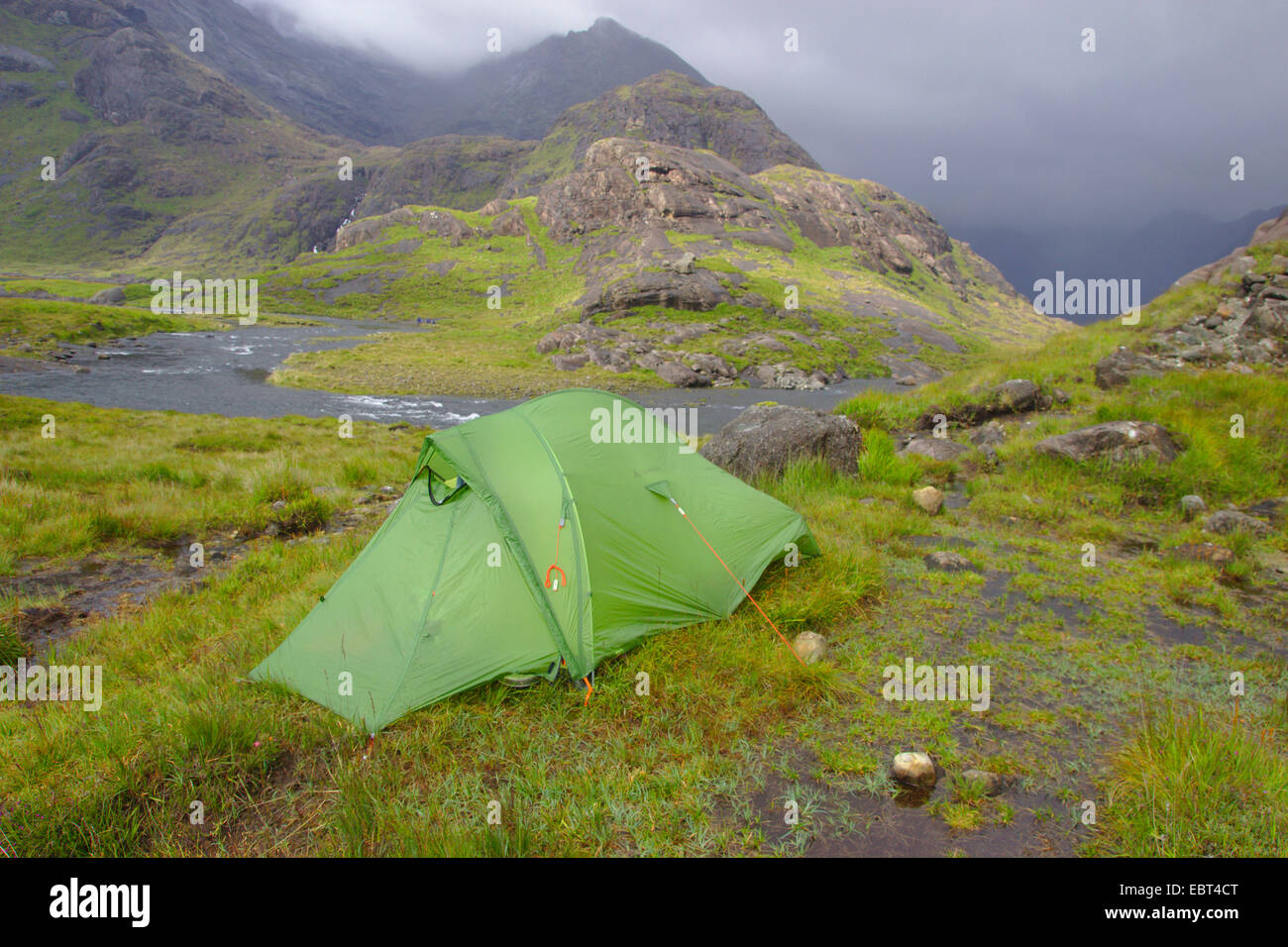 Tenda al Loch Coruisk nel Cuillin Hills, Regno Unito, Scozia, Isola di Skye Foto Stock