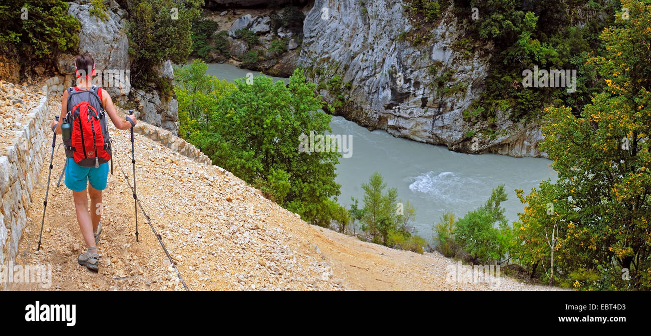 Femmina wanderer passeggiando lungo il fiume in gole del Verdon, Francia, Alpes de Haute Provence, Verdon Foto Stock