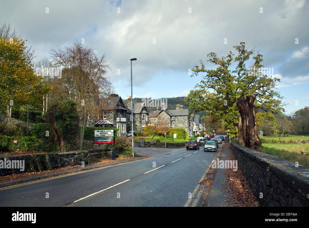 La strada principale A5 noto come Watling Street attraversa il villaggio di Betwys Y Coed in autunno noto come il gateway per Snowdonia Foto Stock