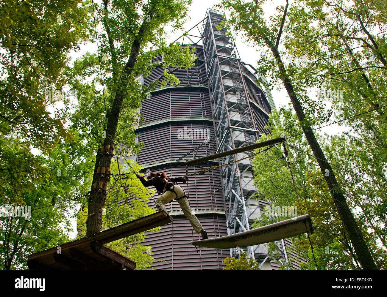 Donna arrampicata sulla rupe di arrampicata nella parte anteriore del gasometro di Oberhausen, Germania, Renania settentrionale-Vestfalia, la zona della Ruhr, Oberhausen Foto Stock