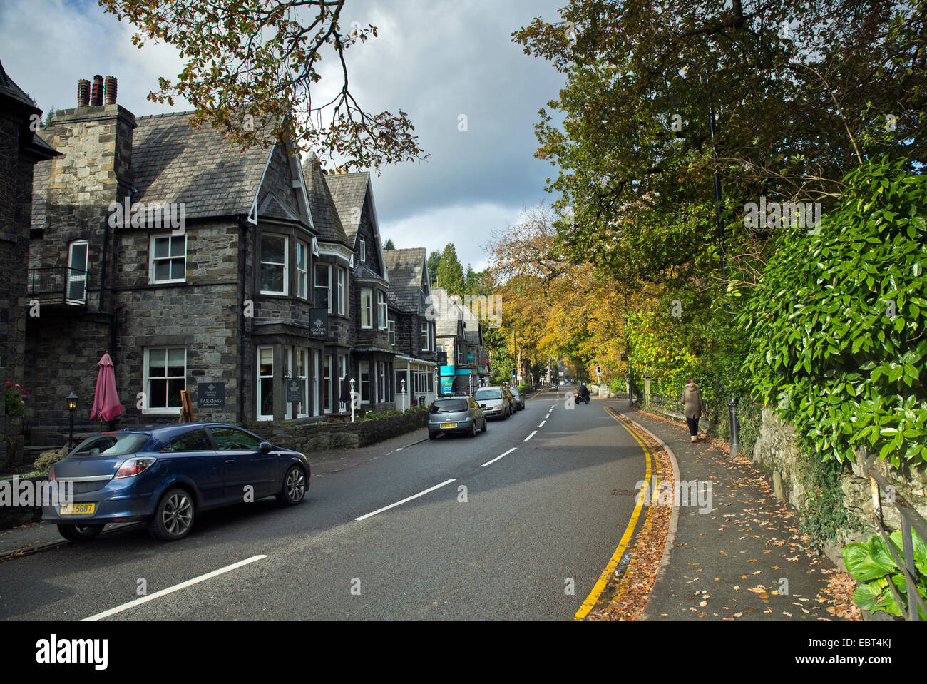 La strada principale A5 noto come Watling Street attraversa il villaggio di Betwys Y Coed in autunno noto come il gateway per Snowdonia Foto Stock